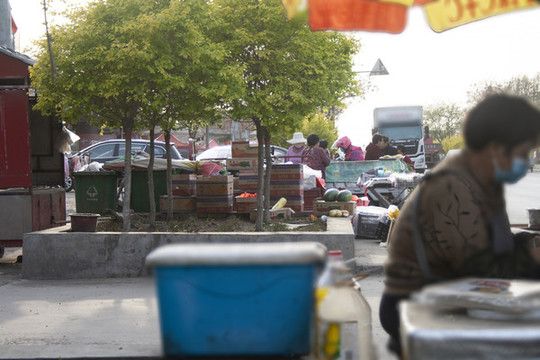 鄉(xiāng)間公路邊的水果攤