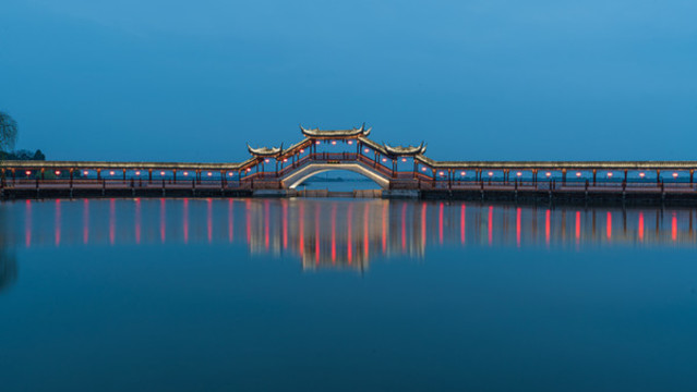 蘇州錦溪古鎮(zhèn)古廊橋夜景