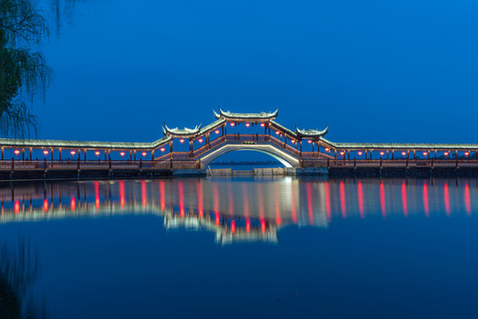 蘇州錦溪古鎮(zhèn)古廊橋夜景