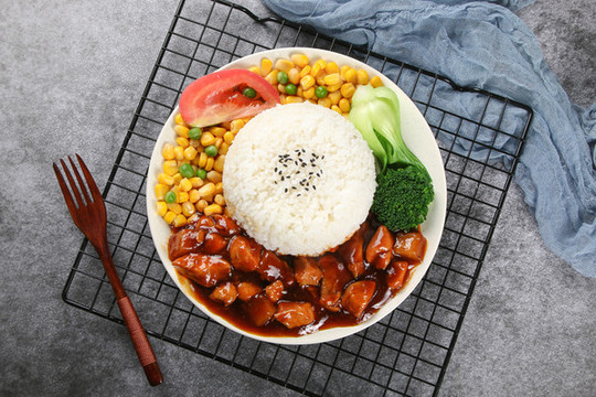 紅燒雞塊米飯?zhí)撞? loading=