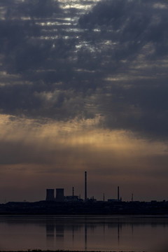 夕陽(yáng)下的工廠