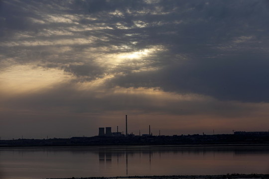 夕陽下的工廠