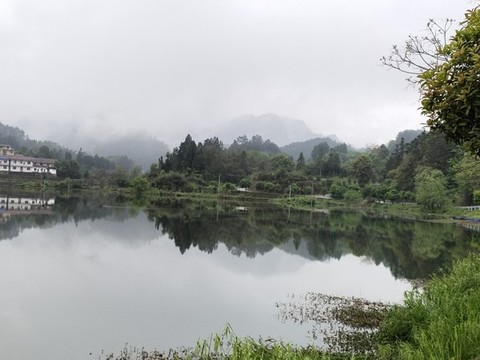 池塘與遠山