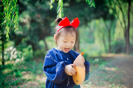 公園里玩耍的小女孩