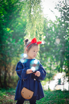 吹泡泡的小女孩