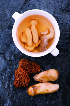 羊肚菌山珍湯