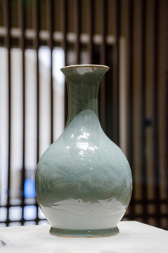 汝窯天藍(lán)釉刻花鵝頸瓶