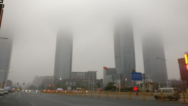在濃霧中的高樓大廈