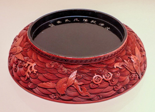 大清乾隆剔紅東海飛魚花紋漆器圓