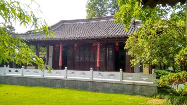 綠樹(shù)掩映的樓閣