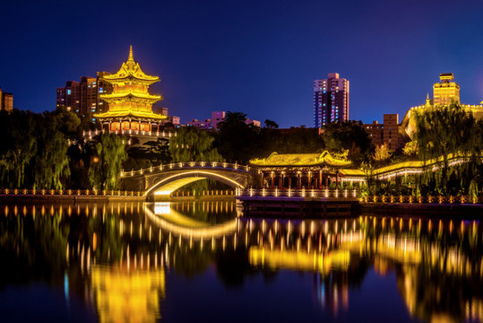 中國山西太原迎澤公園夜景