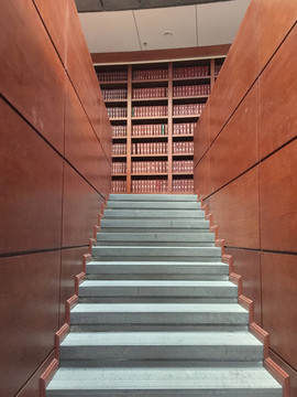 山西大學(xué)圖書館走向書籍的階梯