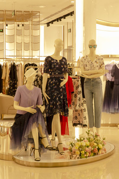 女裝專賣店模特展示