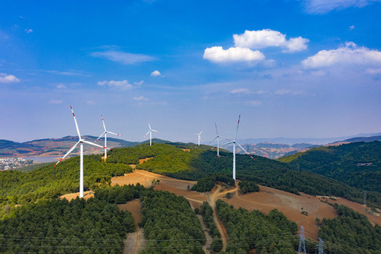 航拍云南大理烏龍壩風(fēng)力發(fā)電機(jī)組