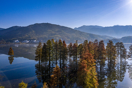 秋天的湖光山色攝影圖