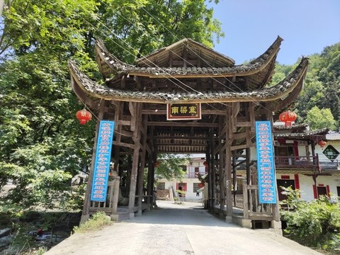 南梁寨木門樓