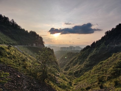 山間夕陽(yáng)