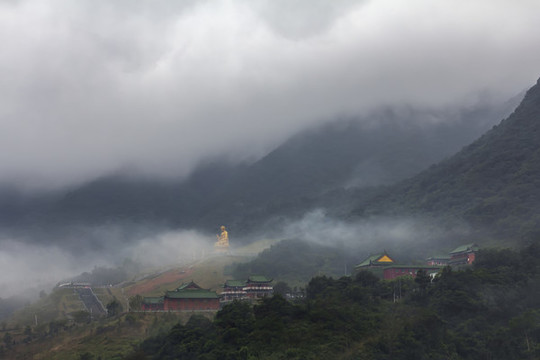 雨霧天蓮花山