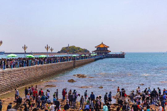 人山人海的青島棧橋
