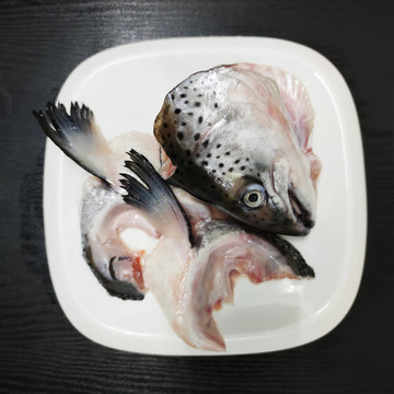 新鮮三文魚頭