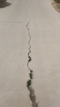 開(kāi)裂的水泥路
