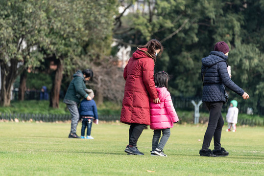 上海中山公園里的親子陪伴