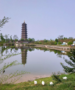 蘭家山公園塔子倒映
