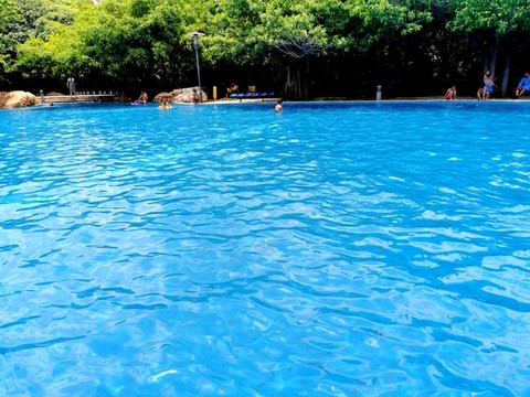 戶外游泳池水面