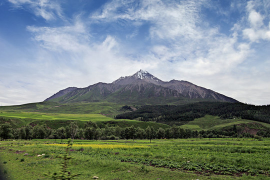 藍(lán)天白云下的山峰