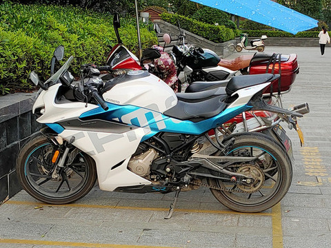 春風(fēng)250摩托車(chē)