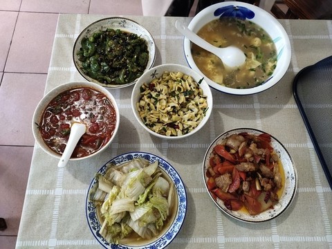 一桌子菜