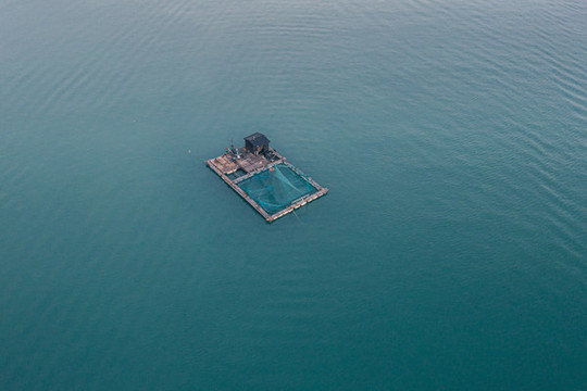航拍漂浮在海上的漁排