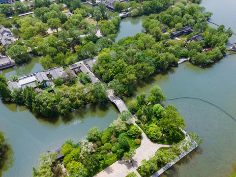 航拍濟(jì)南明湖園林湖畔風(fēng)景