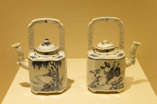 清代景德鎮(zhèn)窯人物紋青花瓷壺