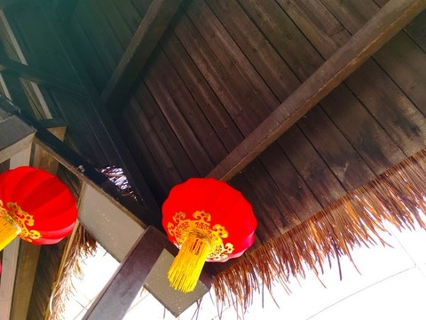 復(fù)古草棚里的燈籠