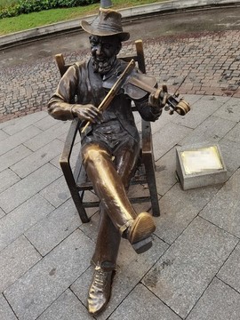 小提琴手雕塑铜像