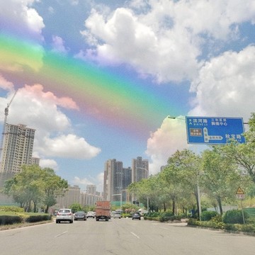 彩虹藍天白云都市