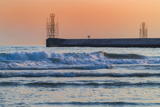 海浪黃昏高清大圖