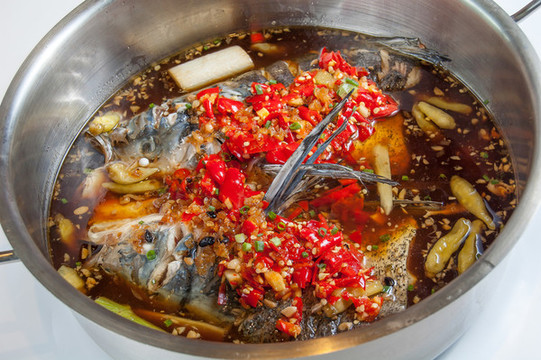配好料等待下鍋的剁椒魚頭