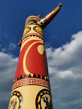 彝族之鄉(xiāng)民族主題雕塑圖騰景觀柱