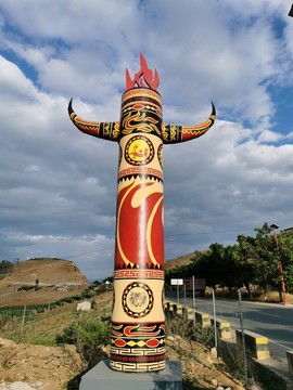 彝族之鄉(xiāng)民族主題雕塑圖騰景觀柱