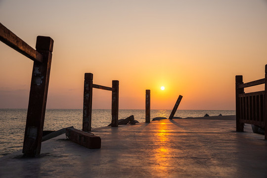 海上長(zhǎng)廊日落