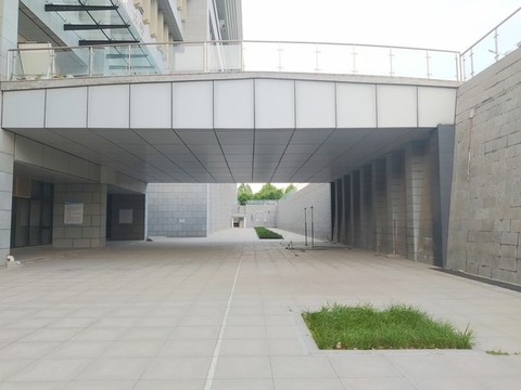 天橋下