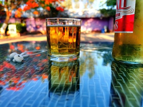 一杯啤酒戶外民宿休閑餐吧