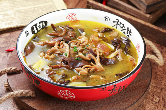 五花肉燉菌菇
