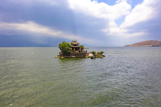 航拍云南大理洱海小普陀島