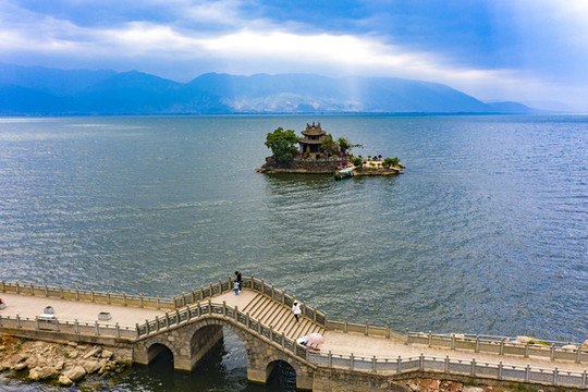 航拍云南大理洱海小普陀島