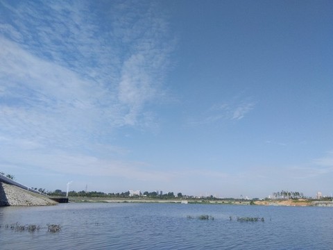 河岸樓盤藍(lán)天白云