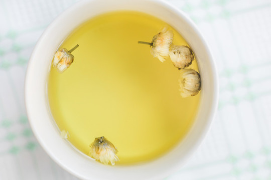 白色陶瓷茶杯里的熱飲杭白菊花茶