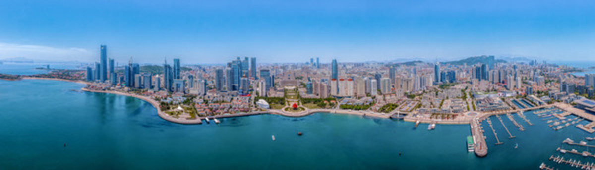 航拍青島城市海岸線建筑景觀全景